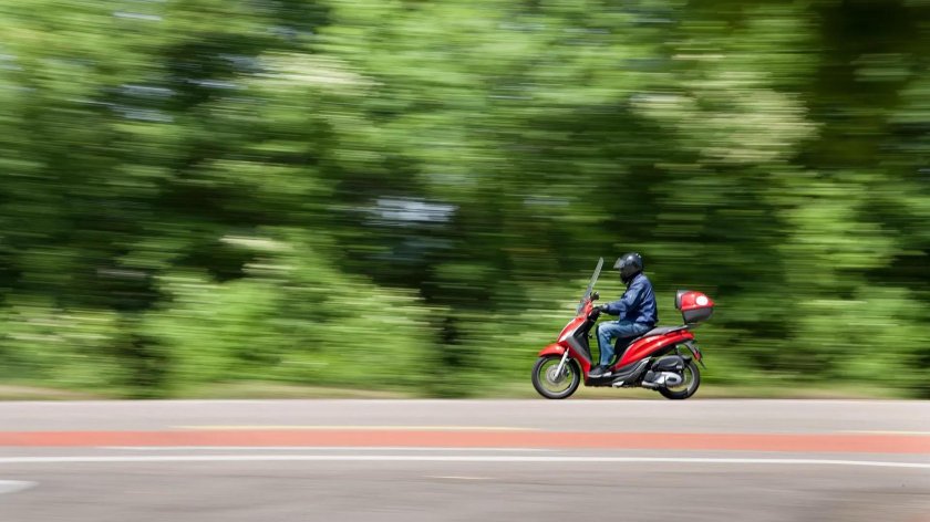 Мопед на дороге