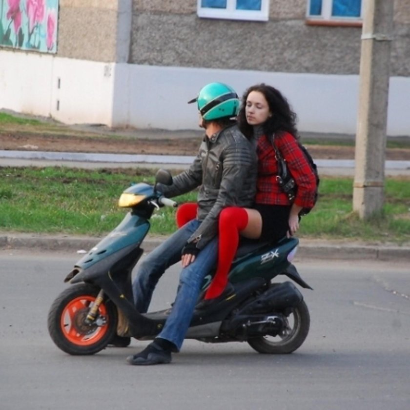 Пассажир мопеда