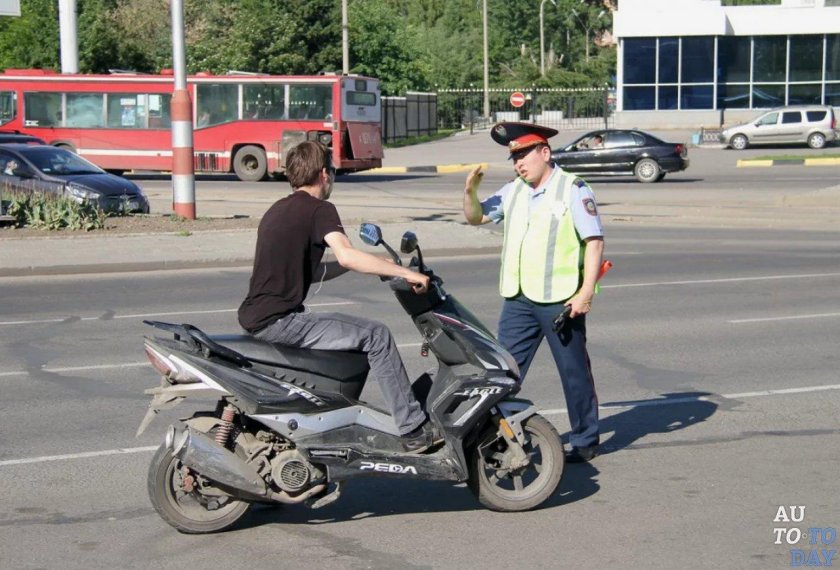 Подросток на скутере