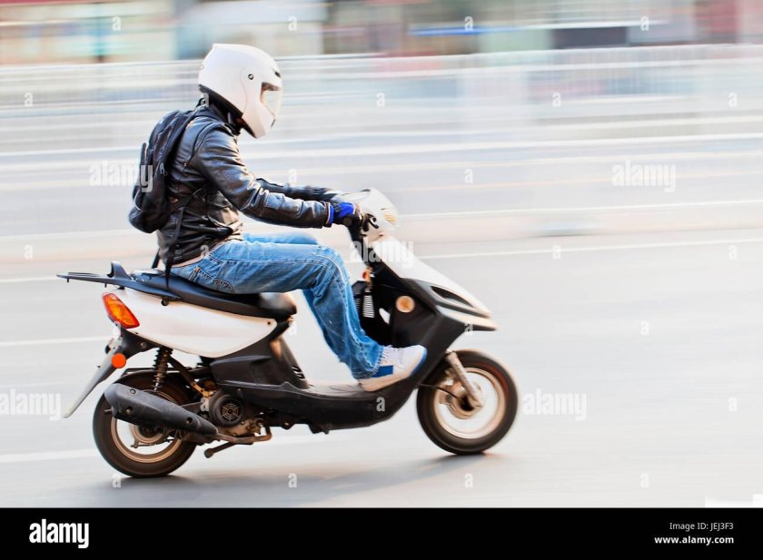 Человек на мопеде
