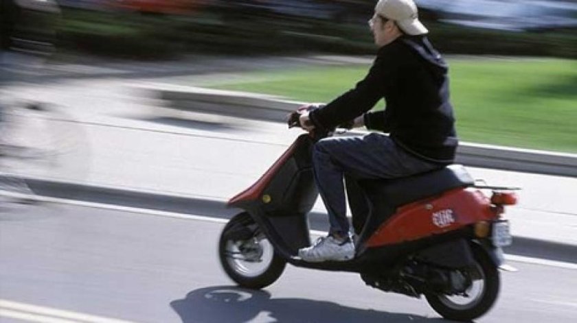 Подросток на скутере