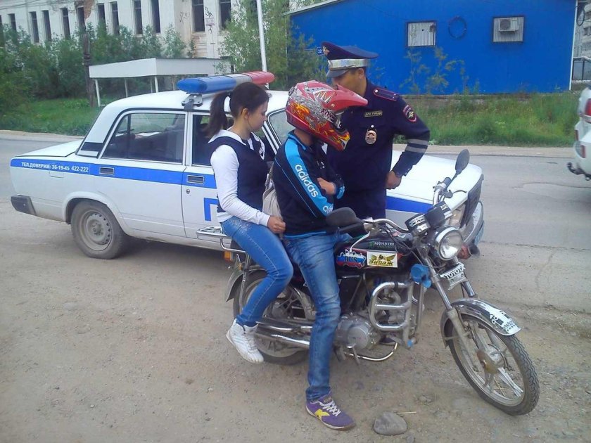 Школьник на мопеде