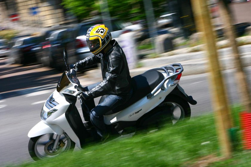 Скутер на дороге