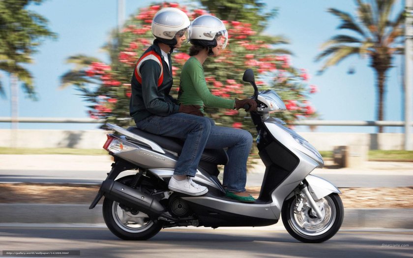 Скутер с пассажиром