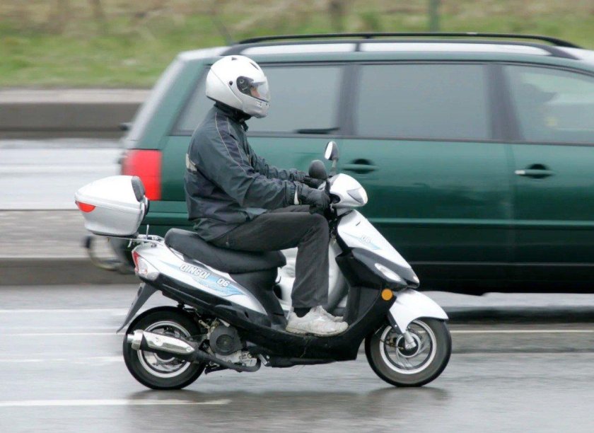 Человек на скутере