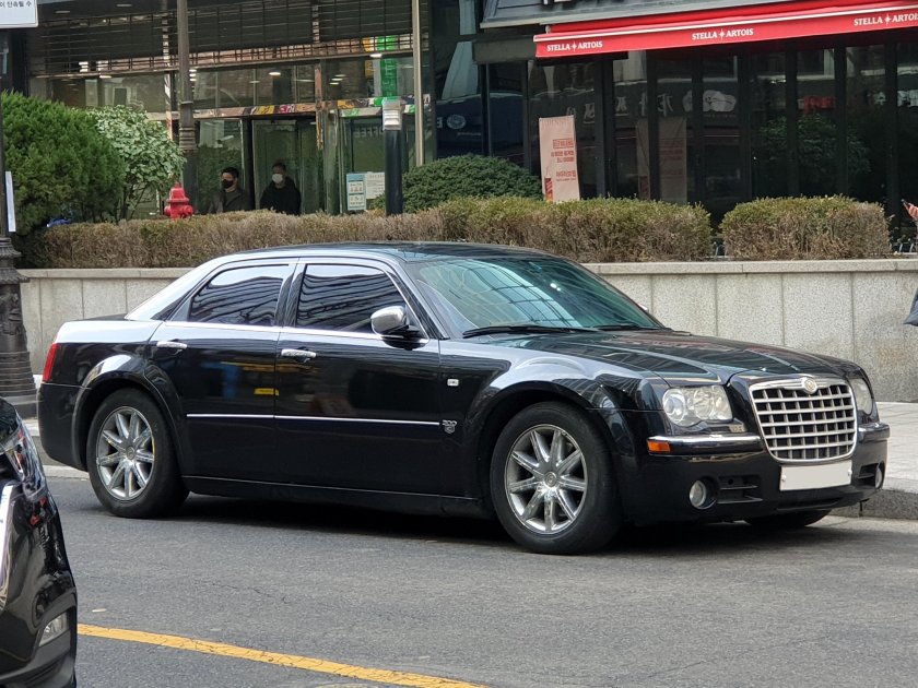 Крайслер черный