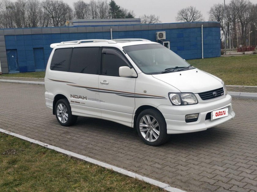 Тойота лит айс ноах