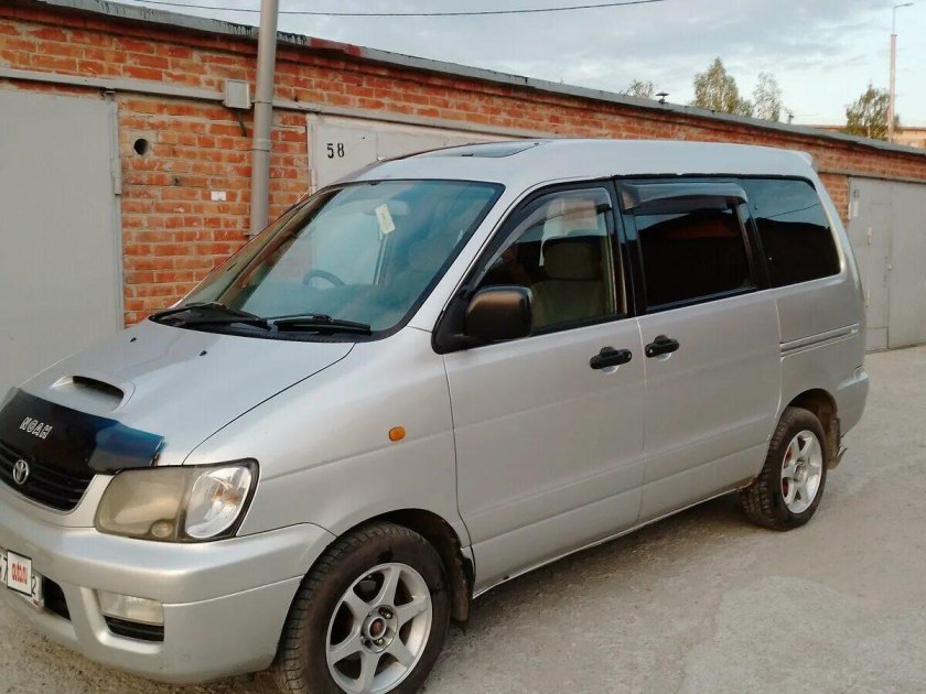 Тойота Ноах 1999 года