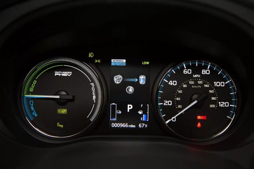 Панель приборов Outlander 3 PHEV