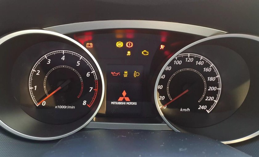 Mitsubishi Outlander приборная панель