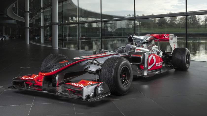 Льюис Хэмилтон в болиде