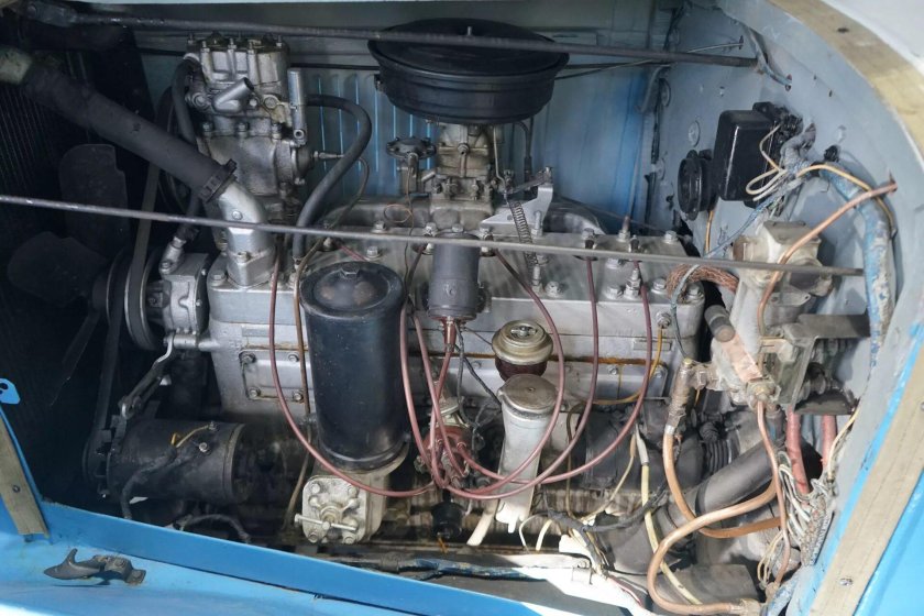 ЗИЛ 130 моторный отсек