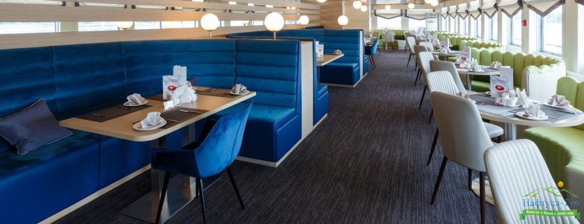 Круизный теплоход «Санкт-Петербург»