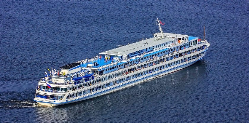 Теплоход Владимир Маяковский