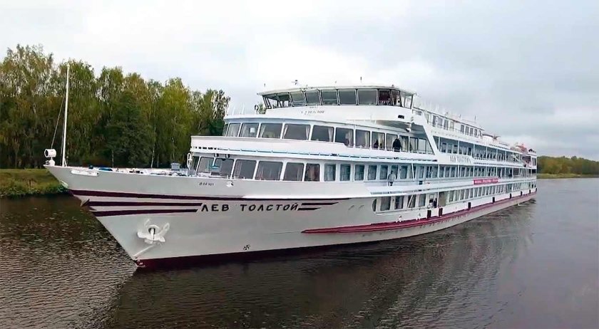 Теплоход Лев толстой
