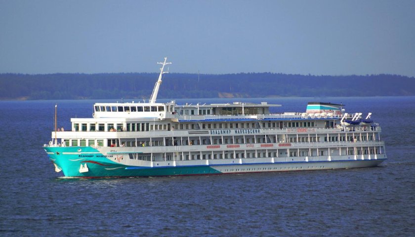 Теплоход Владимир Маяковский