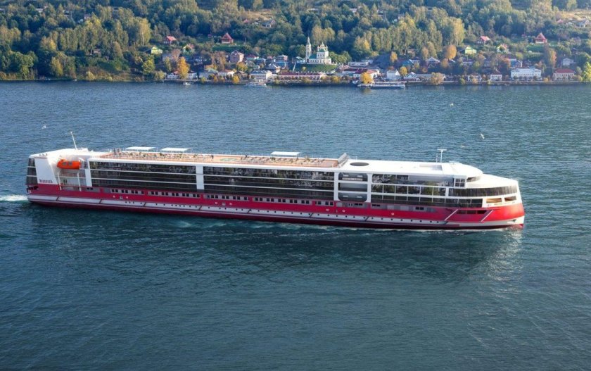 Круизный теплоход Мустай Карим