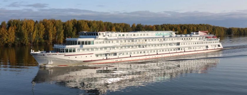 Теплоход Константин Симонов водоход