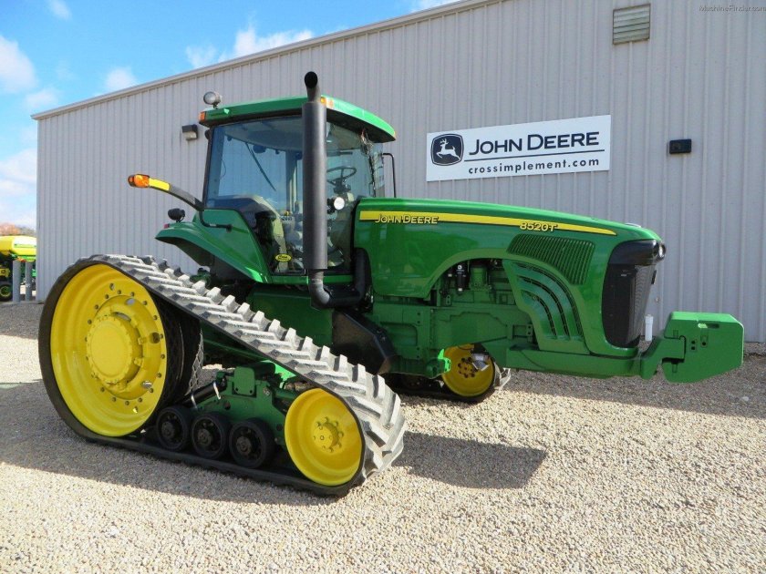 John Deere трактор