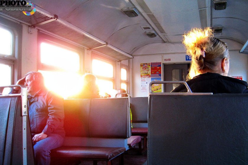 Электричка внутри с людьми