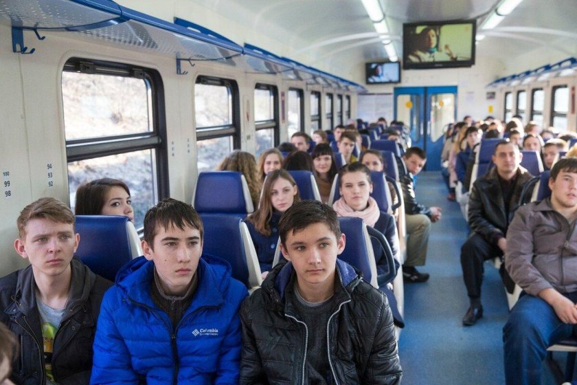 Пассажиры в электричке