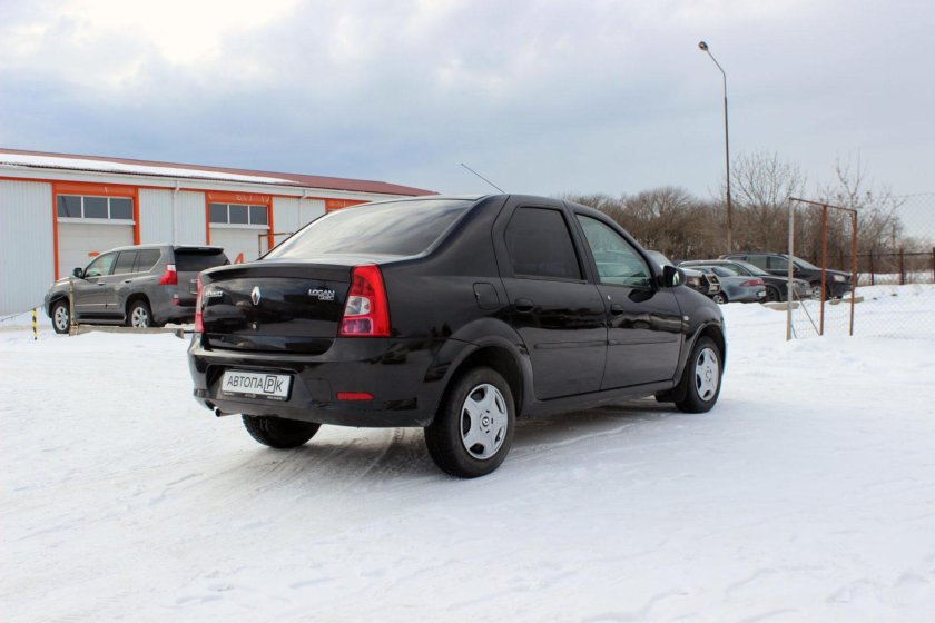 Рено Логан черного цвета 20 века