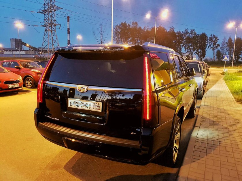 Кадиллак Эскалейд фонарь