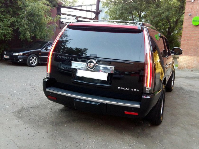 Кадиллак Эскалейд 2008 сзади