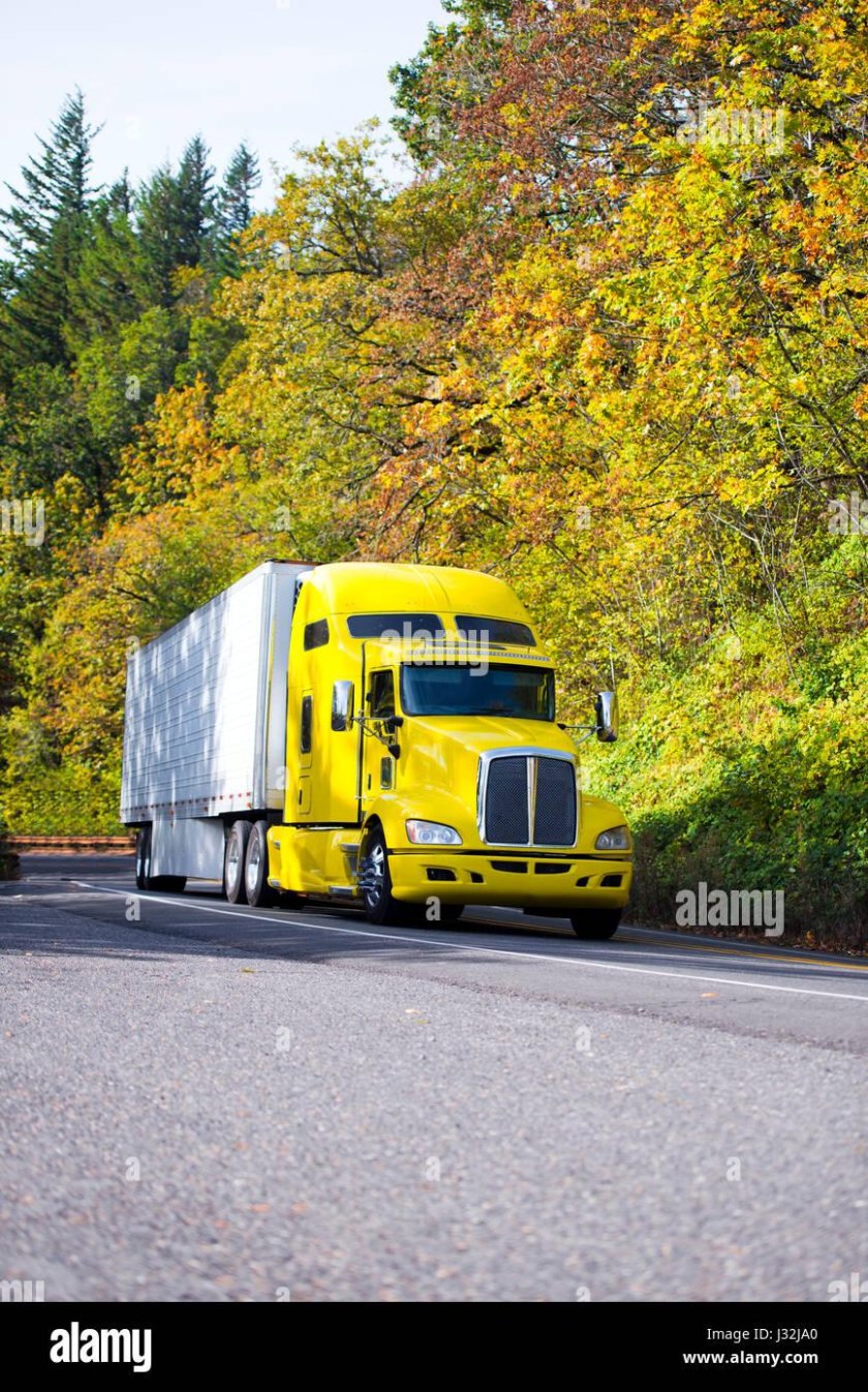 Желтая фура