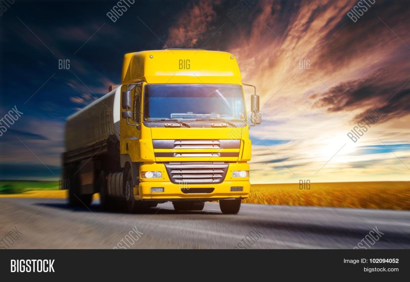 Грузовой автомобиль желтый