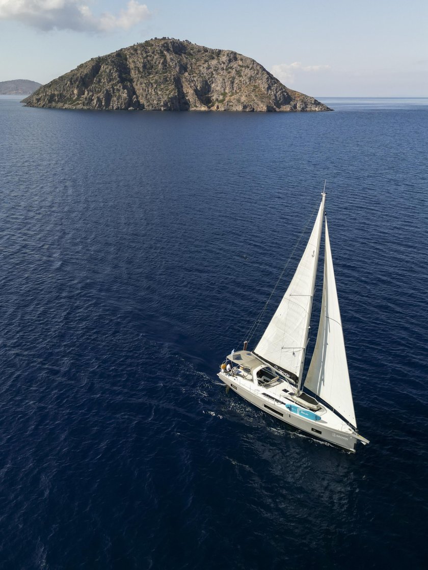 Парусная яхта elan