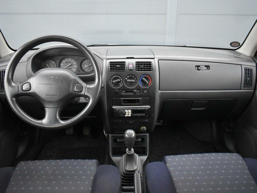 Daihatsu sirion 2001