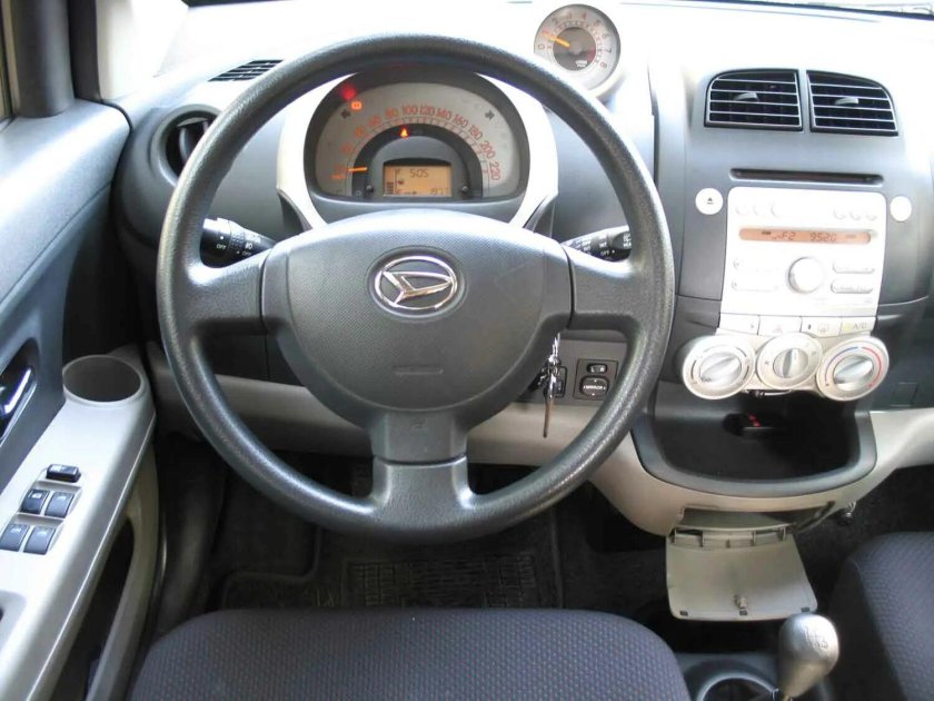 Daihatsu Sirion салон 2002