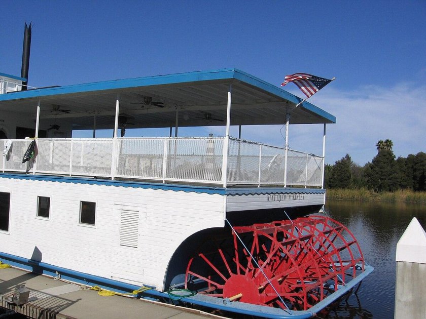 Paddle wheel boat