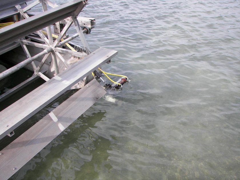 Катамаран с гребным колесом