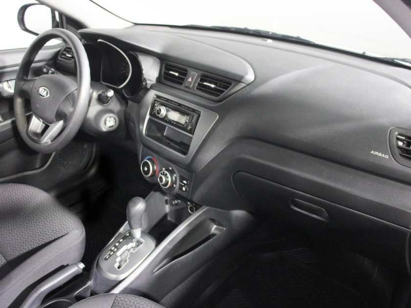 Белая киа рио