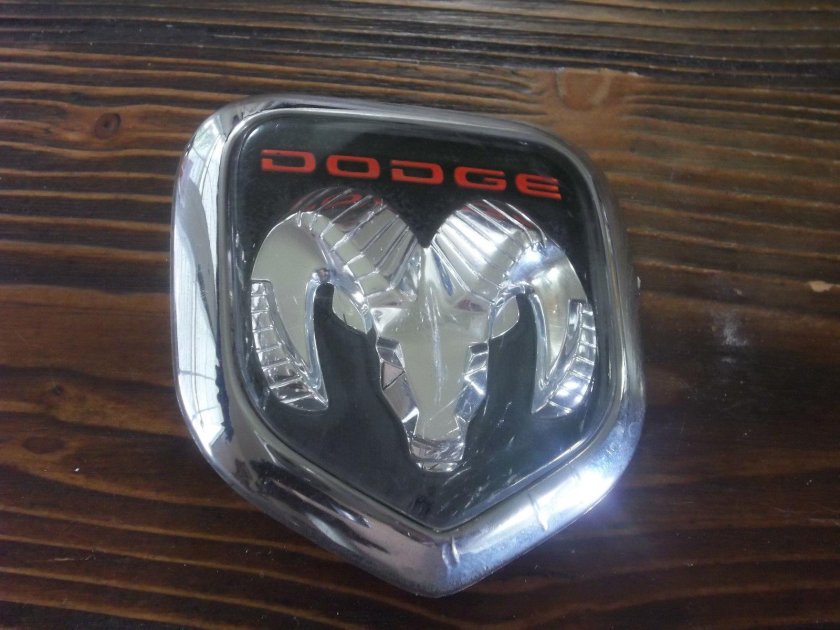 Передний значок Додж Караван