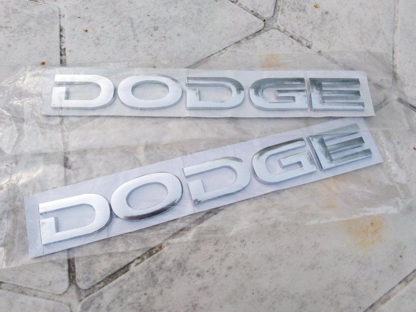 Шильдик Додж Караван