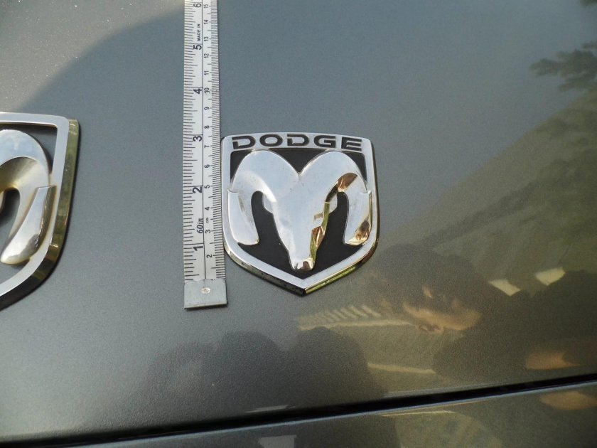 Шильдик Додж Караван 4