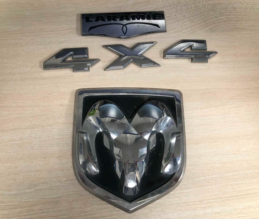 Додж значок