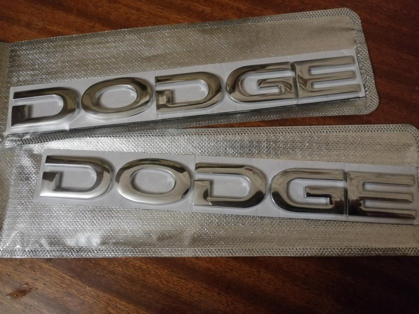 Шильдик Додж Караван