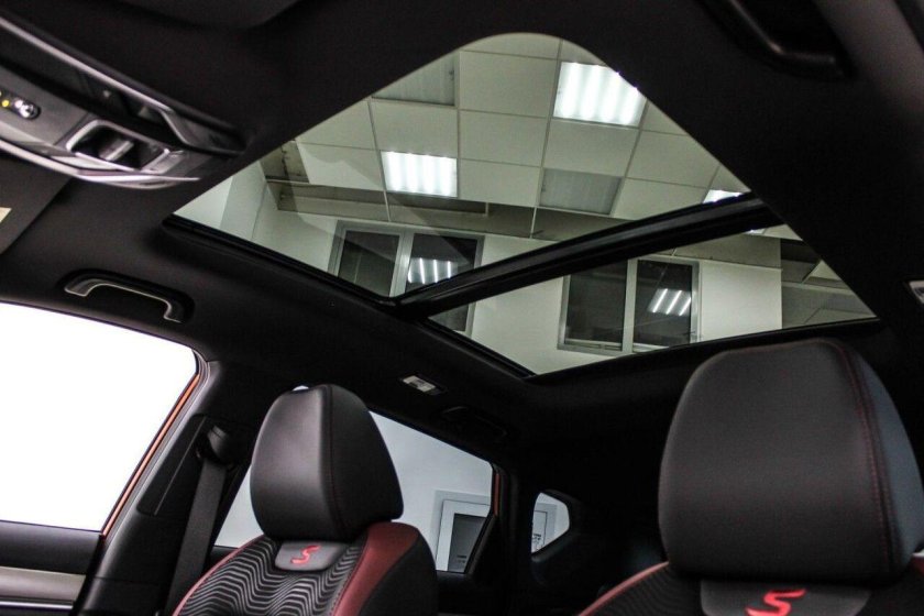 Geely Coolray панорамная крыша