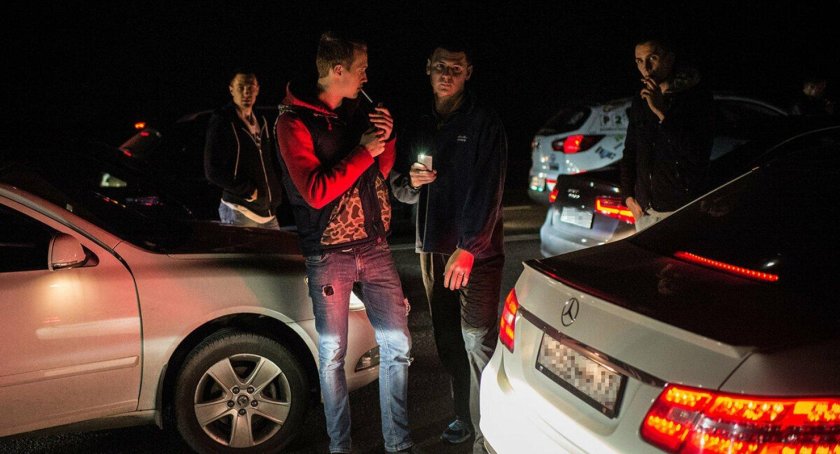 Ночью возле машины