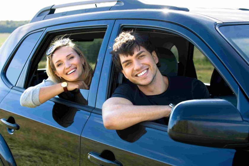 Мужчина и женщина в автомобиле