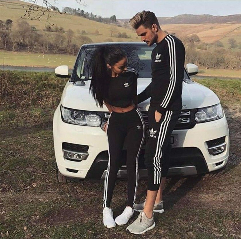 Парень с девушкой около машины
