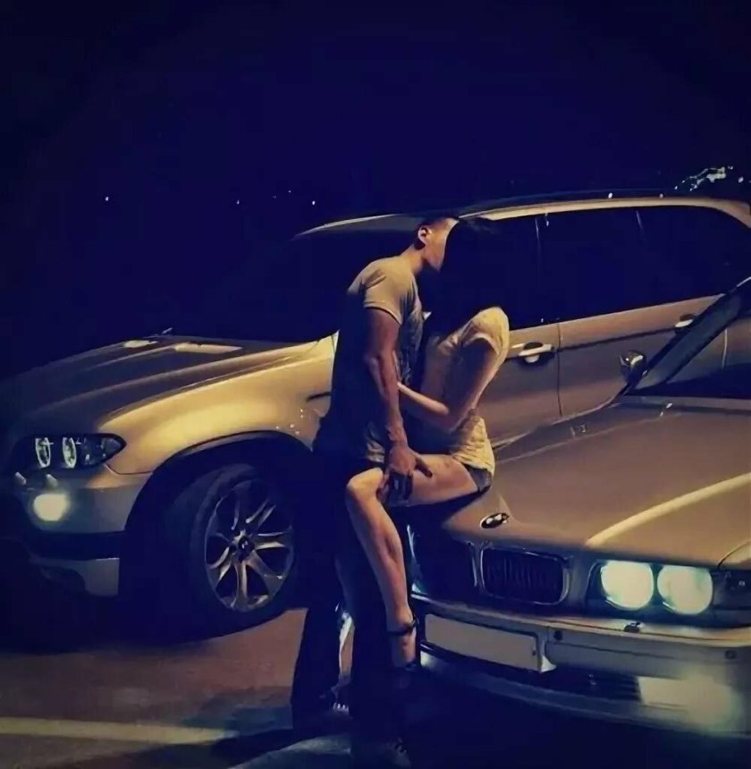 Девушка возле машины