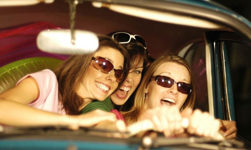 Три девушки на машине