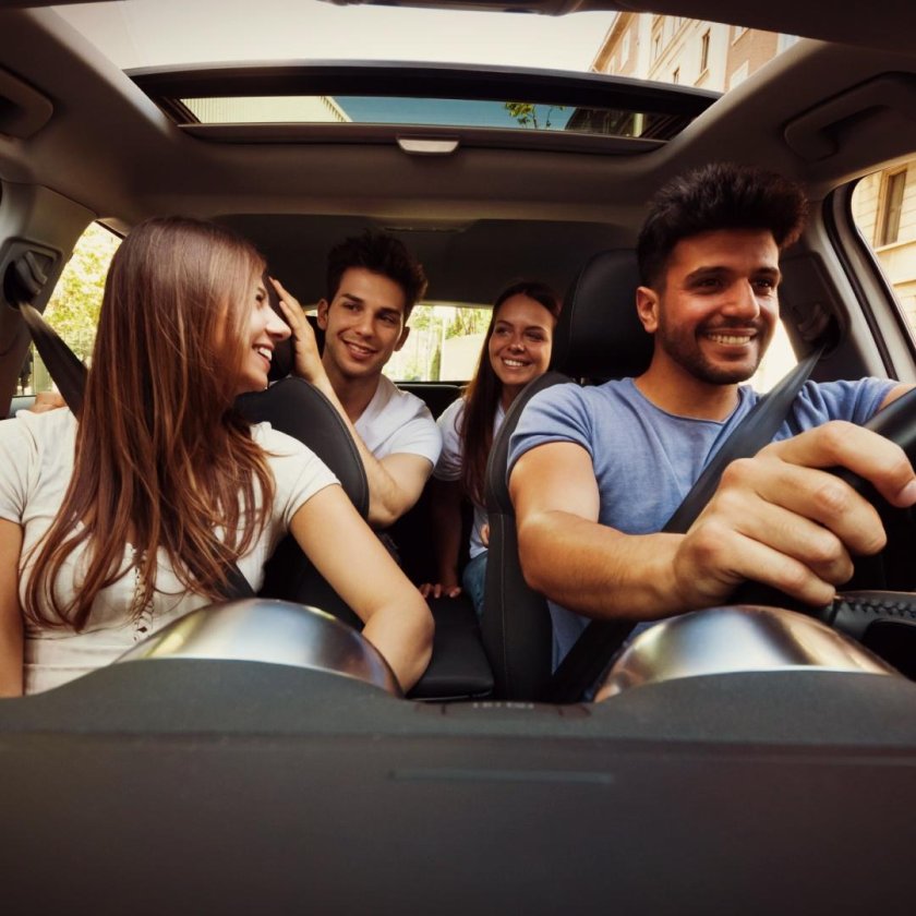 Компания друзей на минивэне