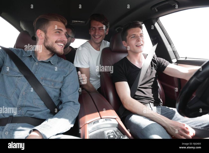 Человек сидит на машине