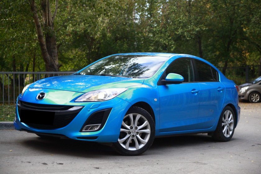 Мазда 3 голубая седан
